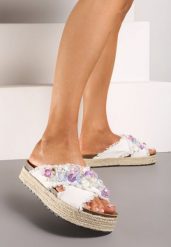 Białe Klapki na Platformie w Stylu Boho z Aplikacjami i Plecionką Rissona. Białe klapki damskie Renee, na lato, z aplikacjami, z jeansu, boho, z otwartym noskiem, bez obcasa, na platformie, bez zapięcia. W wyprzedaży za 67.49 zł.