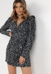 Czarna Sukienka Kleosise. Czarne sukienki damskie Born2be, na imprezę, m, bez wzorów, z tkaniny, bez kołnierzyka, bez ramiączek, mini, kopertowe. Za 239.99 zł.