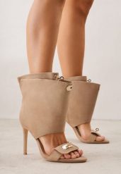 Brązowe Sandały Typu Botki z Metalicznymi Klamrami Zaehlyss. Brązowe sandały damskie Renee, bez wzorów, z lakierowanej skóry, bez obcasa, na obcasie, bez zapięcia. Za 179.99 zł.