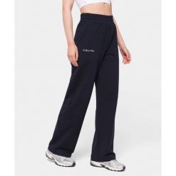 Spodnie dresowe Carpatree Sports Club Royal Navy. Niebieskie spodnie dresowe damskie Carpatree, bez wzorów, z dresówki, retro. W wyprzedaży za 169.99 zł.