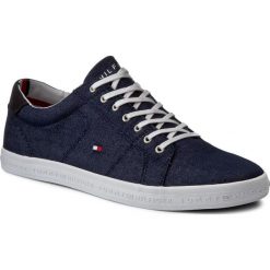 Tenisówki TOMMY HILFIGER - Howell 1F FM0FM00473 Midnight 403. Niebieskie trampki męskie Tommy Hilfiger, bez wzorów, z gumy, eleganckie, bez zapięcia. W wyprzedaży za 169.00 zł.