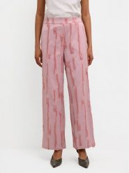 Karen by Simonsen Spodnie materiałowe Masha 10104778 Różowy Relaxed Fit. Czerwone spodnie materiałowe damskie Karen by Simonsen, bez wzorów, z materiału. Za 379.99 zł.