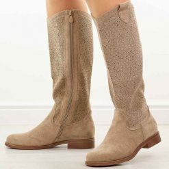 Beżowe ażurowe kozaki damskie S.Barski 8022. Brązowe kozaki damskie S.BARSKI, na jesień, w ażurowe wzory, z zamszu, bez obcasa, na obcasie, bez zapięcia. Za 269.00 zł.