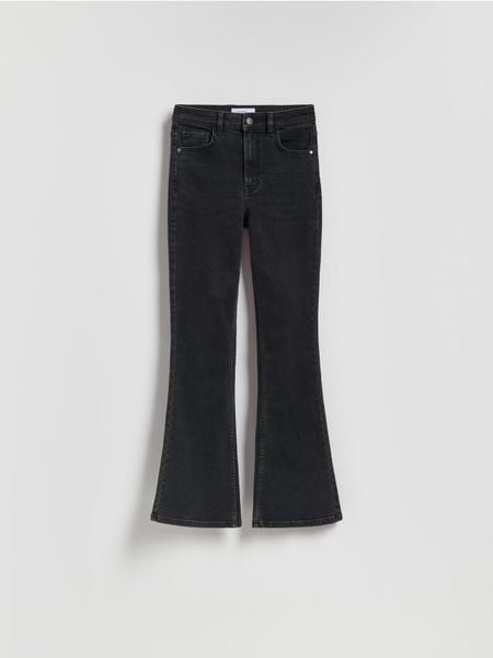 Jeansy flare z krótszą nogawką - czarny. Czarne jeansy damskie Reserved, bez wzorów, z bawełny, krótkie. Za 129.99 zł.