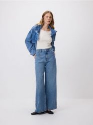 Sweter z krótkim rękawem - złamana biel. Swetry nierozpinane damskie Reserved, l, bez wzorów, z dzianiny, bez kołnierzyka, bez ramiączek. Za 79.99 zł.