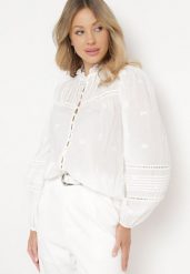 Biała Bawełniana Koszula z Falbanką przy Szyi Ozdobiona Haftami i Ażurową Taśmą Rionna. Białe koszule damskie Born2be, l, w ażurowe wzory, z bawełny, bez kołnierzyka, bez ramiączek. Za 129.99 zł.