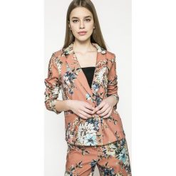 Vila - Żakiet Riana. Brązowe marynarki i żakiety damskie Vila, bez wzorów, z materiału, casualowe, bez kołnierzyka, bez ramiączek. W wyprzedaży za 49.90 zł.