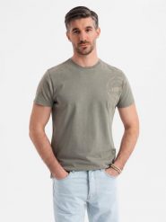 Bawełniana męska koszulka z nadrukiem w militarnym stylu – jasnooliwkowa V2 OM-TSWT-0202 - XXL. Zielone t-shirty męskie Ombre Clothing, l, bez wzorów, z bawełny, bez kołnierzyka, bez ramiączek. W wyprzedaży za 39.99 zł.