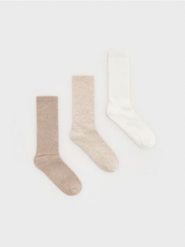 Skarpetki z bawełną 3 pack - kremowy. Białe skarpetki damskie Reserved, bez wzorów, z bawełny. W wyprzedaży za 22.99 zł.