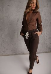 Brązowe Jeansy Mom Fit z Bawełny ze Ściągaczem i Wiązaniem w Talii Naubel. Brązowe jeansy damskie Renee, bez wzorów, z bawełny, casualowe, krótkie. Za 129.99 zł.