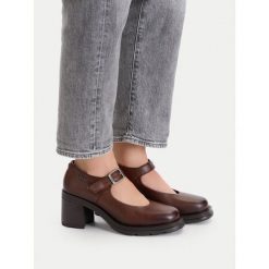 Czółenka G-Star. Brązowe czółenka damskie G-Star, bez wzorów, retro, bez obcasa, bez zapięcia. Za 299.99 zł.