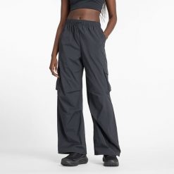 Spodnie damskie New Balance WP43534BK – czarne. Czarne spodnie dresowe damskie New Balance, bez wzorów, z materiału, klasyczne, z podwyższonym stanem. Za 199.99 zł.