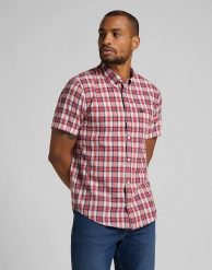 KOSZULA MĘSKA LEE BUTTON DOWN SS AURORA RED L886KZNV 112123676. Czerwone koszule męskie Lee, l, bez wzorów, bez kołnierzyka, bez ramiączek. Za 129.99 zł.
