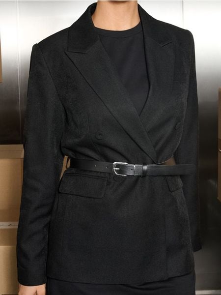 Żakiet z paskiem - czarny. Czarne marynarki i żakiety damskie Sinsay, bez wzorów, bez kołnierzyka, bez ramiączek. Za 79.99 zł.