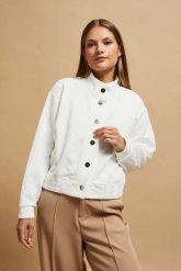 Bluza z ozdobnymi guzikami perłowa. Białe bluzy damskie MOODO, xl, bez wzorów, z elastanu, bez ramiączek, bez kaptura. W wyprzedaży za 69.99 zł.