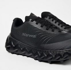 Buty trailowe NNormal Tomir 2.0 - black. Czarne buty sportowe męskie NoName, bez wzorów, bez zapięcia. Za 816.26 zł.
