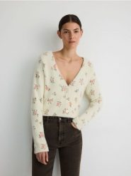 Kardigan w kwiaty - kremowy. Białe kardigany damskie Reserved, l, bez wzorów, z dzianiny, bez kołnierzyka. W wyprzedaży za 89.99 zł.