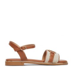 Klapki Nine West. Brązowe klapki damskie Nine West, bez wzorów, bez obcasa, na płaskiej podeszwie, bez zapięcia. Za 179.99 zł.