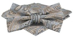 Mucha Męska w Zestawie z Poszetką - Alties - Popiel, Jasne Paisley. Szare krawaty i muchy Alties, bez wzorów, eleganckie. Za 65.00 zł.