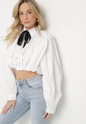 Biała Bawełniana Koszula o Bufiastym Kroju z Kokardą w Stylu Retro Drulla. Białe koszule damskie Born2be, uniwersalny, bez wzorów, z bawełny, eleganckie, bez kołnierzyka, bez ramiączek. Za 129.99 zł.