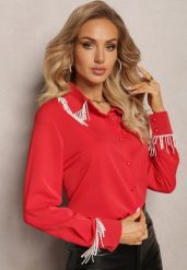 Czerwona Koszula z Długim Rękawem Ozdobiona Wiszącymi Perełkami Fadura. Czerwone koszule damskie Renee, m, bez wzorów, eleganckie, bez kołnierzyka, bez ramiączek. Za 79.99 zł.