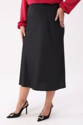 Satynowa czarna spódnica Marisa - elegancja na każdą okazję PLUS SIZE XXL OVERSIZE. Czarne spódnice damskie Moda Size Plus Iwanek, na co dzień, plus size, bez wzorów, z elastanu, eleganckie, plus size, midi, dopasowane. Za 219.90 zł.