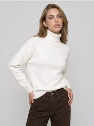 Sweter z golfem i domieszką wełny - kremowy. Białe swetry nierozpinane damskie Sinsay, l, bez wzorów, z wełny, bez kołnierzyka, bez ramiączek. Za 45.99 zł.