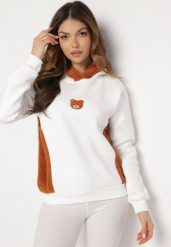 Biała Bawełniana Bluza z Kapturem z Polarem i Naszywką Misia Hestada. Białe bluzy damskie Born2be, z aplikacjami, z bawełny, casualowe, bez ramiączek, z kapturem. Za 99.99 zł.