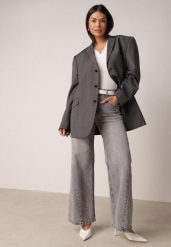 Szare Bawełniane Jeansy o Szerokim Kroju z Wysokim Stanem i Przetarciami Ryrixia. Szare jeansy damskie Born2be, bez wzorów, z bawełny, klasyczne, z podwyższonym stanem. Za 109.99 zł.