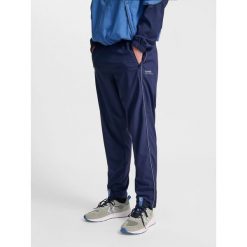 Spodnie dresowe tkane Hummel Pulse. Niebieskie spodnie sportowe męskie Hummel, bez wzorów, z dresówki, na fitness i siłownię. Za 236.50 zł.