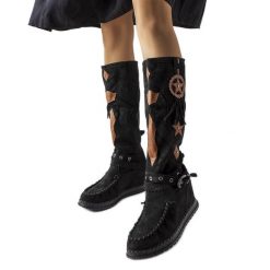 Inna Czarne kozaki w stylu boho Putignano. Czarne kozaki damskie na zimę, bez wzorów, z tworzywa sztucznego, z okrągłym noskiem, bez obcasa, na koturnie, bez zapięcia. Za 74.48 zł.