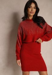Bordowy Komplet z Wiskozy Sweter Ozdobiony Cyrkoniami i Prążkowana Spódnica Emelessa. Czerwone swetry nierozpinane damskie Renee, bez wzorów, prążkowane, eleganckie, bez kołnierzyka, bez ramiączek. Za 149.99 zł.