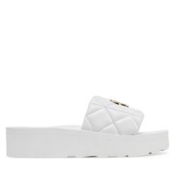 Klapki LOVE MOSCHINO. Białe klapki damskie Love Moschino, bez wzorów, bez obcasa, bez zapięcia. Za 869.99 zł.