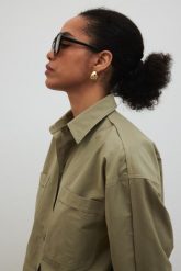 Bawełniana koszula o prostym kroju w kolorze KHAKI - RESONATE-M/L. Brązowe koszule damskie Marsala, l, bez wzorów, z bawełny, eleganckie, bez kołnierzyka, bez ramiączek. Za 249.90 zł.