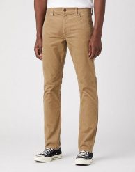 WRANGLER GREENSBORO MĘSKIE SPODNIE SZTRUKSOWE SZTRUKSY SZTRUKS LEAD GREY W15QLMM24. Szare spodnie materiałowe męskie Wrangler, bez wzorów, z materiału. Za 229.99 zł.