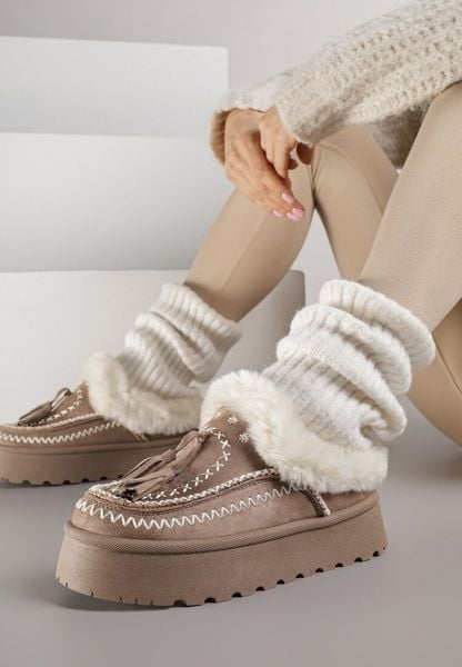 Ciemnobeżowe Śniegowce na Platformie Ozdobione Frędzlami i Haftem Ezivelle. Brązowe śniegowce damskie Renee, bez zapięcia. Za 109.99 zł.