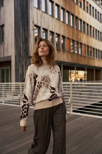 Wzorzysty sweter beżowy. Brązowe swetry nierozpinane damskie MOODO, l, bez wzorów, z poliamidu, bez kołnierzyka, bez ramiączek. Za 159.99 zł.