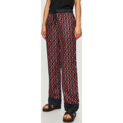 Scotch & Soda - Spodnie. Spodnie materiałowe damskie Scotch & Soda, bez wzorów, z materiału, casualowe. Za 429.90 zł.
