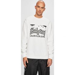 Calvin Klein Jeans - Bluza. Białe bluzy męskie Calvin Klein Jeans, l, bez wzorów, z bawełny, bez kaptura, climacool (adidas). W wyprzedaży za 219.90 zł.