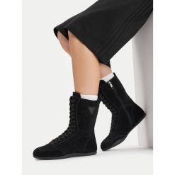 Trzewiki Guess Jeans. Czarne botki damskie Guess Jeans, z aplikacjami, z jeansu, bez obcasa, na płaskiej podeszwie, bez zapięcia. Za 399.99 zł.