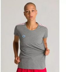 Arena KOSZULKA WOMEN'S T-SHIRT TEAM ICONS DARK GREY MELANGE WHITE RED 001225/524 L. Białe t-shirty damskie ARENA, l, bez wzorów, bez kołnierzyka, bez ramiączek. Za 119.00 zł.