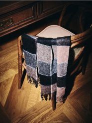 Szal w kratę z wełną - wielobarwny. Szaliki męskie Reserved, bez wzorów, z wełny. W wyprzedaży za 79.99 zł.