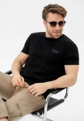 Bawełniany t-shirt, Comfort Fit, T-INDU. Czarne t-shirty męskie Volcano, m, bez wzorów, z bawełny, bez kołnierzyka, bez ramiączek. Za 59.99 zł.