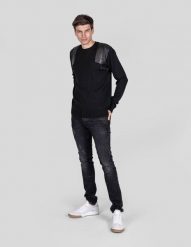 Les Hommes Sweter | LJK104-652B | Round Neck Sweater With Shoulder Detail | Mężczyzna | Czarny. Czarne swetry męskie Les Hommes, l, bez wzorów, z wełny, bez kołnierzyka, bez ramiączek. W wyprzedaży za 639.00 zł.