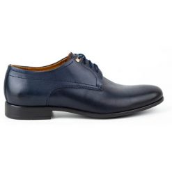 Kampol Buty męskie wizytowe 334/54 granatowe niebieskie. Niebieskie buty wizytowe męskie bez wzorów, z jeansu, bez obcasa, bez zapięcia. Za 362.62 zł.