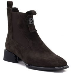 Skórzane botki damskie eleganckie sztyblety czekoladowe Gino Fabiani 26BT24-396. Brązowe botki damskie Gino Fabiani, bez wzorów, ze skóry, eleganckie, bez obcasa, bez zapięcia. Za 309.99 zł.