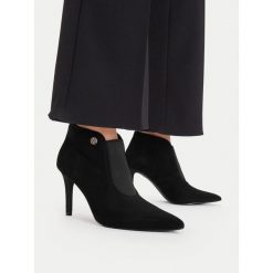 Botki MEXX. Czarne botki damskie Mexx, bez wzorów, bez obcasa, na szpilce, bez zapięcia. Za 399.99 zł.