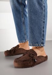 Ciemnobrązowe Klapki z Frędzlami i Kokardą Narialla. Brązowe klapki damskie Born2be, na lato, bez wzorów, bez obcasa, na płaskiej podeszwie, bez zapięcia. Za 119.99 zł.