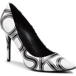 Szpilki MICHAEL MICHAEL KORS - Claire Pump 40S9CLHP1L Wht/Blk. Białe szpilki damskie MICHAEL Michael Kors, bez wzorów, z materiału, bez obcasa, na obcasie, bez zapięcia. W wyprzedaży za 409.00 zł.