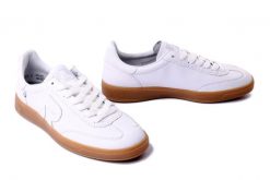 RIEKER W2200-80 white, półbuty damskie. Białe półbuty damskie Rieker, bez wzorów, bez obcasa, bez zapięcia. Za 379.90 zł.